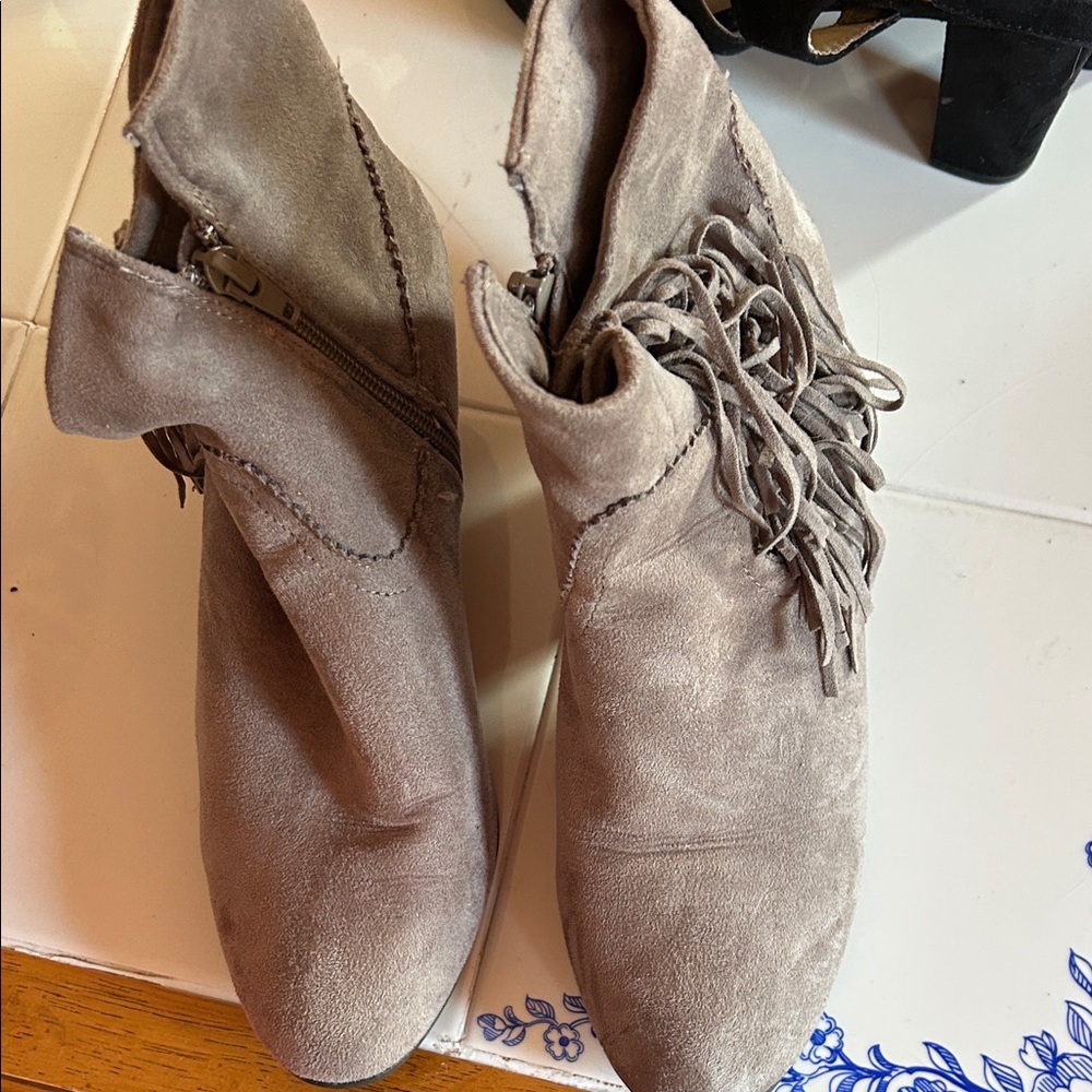 Stylish Fringe Suede Ankle Boots - Taupe